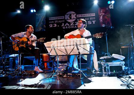 Le guitariste de jazz Al Di Meola avec une guitare acoustique est en direct sur scène. Banque D'Images