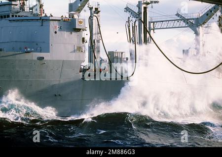 Vue sur le lubrificateur USS WICHITA (AOR-1) qui mène une opération de reconstitution en cours en haute mer. Pays : inconnu Banque D'Images