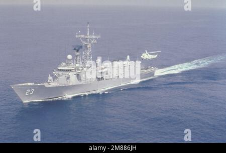 Un hélicoptère SH-3H Sea King se prépare à atterrir sur la frégate de missile guidé USS LEWIS B. EXTOR (FFG-23). Pays : inconnu Banque D'Images