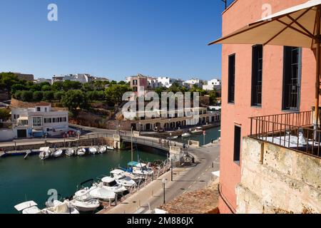 Vue panoramique sur la marina historique dans une ville portuaire connue pour les voyages et le tourisme Banque D'Images
