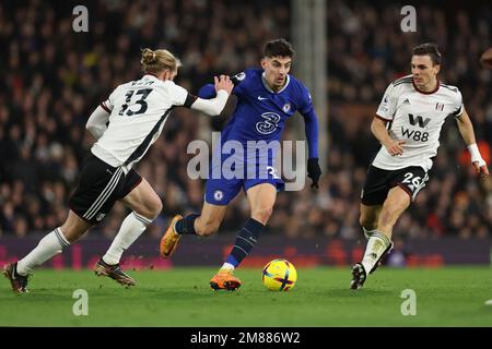 Craven Cottage, Fulham, Londres, Royaume-Uni. 12th janvier 2023. Premier League football, Fulham versus Chelsea; Kai Havertz de Chelsea prend Tim Ram de Fulham crédit: Action plus Sports/Alamy Live News Banque D'Images