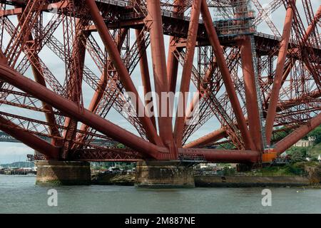 Base de l'emblématique Forth Bridge montrant les supports de fondation circulaire pour la tour à double porte-à-faux Banque D'Images