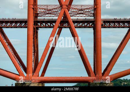 Base de la tour à double porte-à-faux centrale du pont Forth montrant la structure en acier Banque D'Images