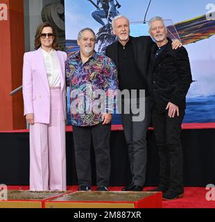 Los Angeles, États-Unis. 12th janvier 2023. Sigourney Weaver, Jon Landau, James Cameron et Stephen Lang à portée de main et cérémonie d'empreinte au TCL Chinese Theatre, Hollywood. Crédit photo : Paul Smith/Alamy Live News Banque D'Images