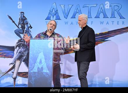 Los Angeles, États-Unis. 12th janvier 2023. Jon Landau et James Cameron en main et cérémonie d'empreinte au TCL Chinese Theatre, Hollywood. Crédit photo : Paul Smith/Alamy Live News Banque D'Images