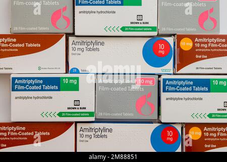 Boîtes de différentes marques génériques de 10mg comprimés d'Amitriptyline Hydrochloride en position horizontale Banque D'Images