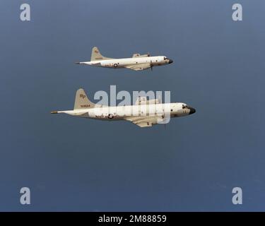Vue aérienne du côté droit de deux escadrons de patrouille 31 (VP-31) P-3C Orion pratiquant le vol de formation de bas niveau au cours d'un exercice d'entraînement spécial. Pays : inconnu Banque D'Images