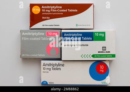 Boîtes de différentes marques génériques de 10mg comprimés d'Amitriptyline Hydrochloride sur fond blanc Banque D'Images