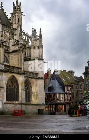 ALENCON, FRANCE - 28th DÉCEMBRE 2022 : Basilique notre-Dame par un temps d'hiver nuageux, Alençon, Normandie, France Banque D'Images