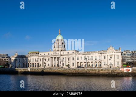 Custom House, par l'architecte James Gandon, sur la rive nord sur Custom House Quay sur la rivière Liffey, Dublin, Irlande. Banque D'Images