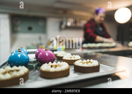 vue de délicieux biscuits cuits au four et un boulanger en arrière-plan, concept de dessert. Photo de haute qualité Banque D'Images