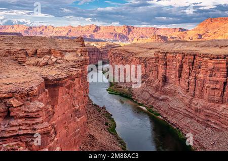 La gorge profonde et majestueuse formée par le fleuve Colorado à travers le nord de l'Arizona comme on peut le voir depuis le pont Navajo. Banque D'Images