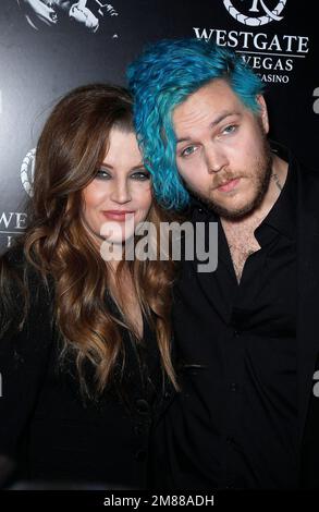 **PHOTO DE FICHIER** Lisa Marie Presley semble dans un état critique et à Coma. 12 juillet 2020 - Benjamin Keough, fils de Lisa Marie Presley et petit-fils d'Elvis Presley, mort à 27 ans du suicide apparent. Photo du dossier : 23 avril 2015 - Las Vegas, Nevada - Lisa Marie Presley, Benjamin Keough. Red Carpet première de la production musicale « The Elvis Experience » au Westgate Las Vegas Resort and Casino. Crédit photo : MJT/AdMedia/MediaPunch Banque D'Images