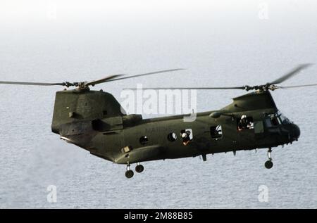 Une vue air-air du côté droit d'un U.S. Marine corps CH-46E hélicoptère Sea Knight. Pays : inconnu Banque D'Images