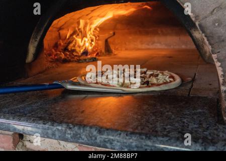 Restaurant italien avec four à pizza Banque D'Images