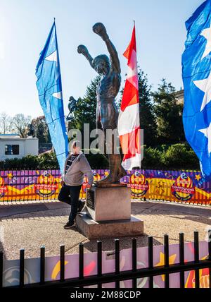 Les touristes posent pour des photos; célèbre statue de Rocky Balboa; Musée d'art de Philadelphie; Philadelphie; Pennsylvanie; États-Unis Banque D'Images