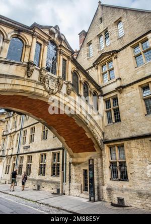 Herford Bridge, également appelé « Bridge of Soupirs », relie l'ancien et le nouveau Quadrangles de Hertford College Oxford, Oxfordshire, Sud-est Banque D'Images