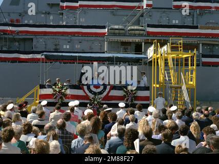 Retraité VADM James B. stockdale parle lors de la mise en service du navire USS AVENGER (MCM-1) contre-mesures de la mine. Base: Sturgeon Bay État: Wisconsin (WI) pays: Etats-Unis d'Amérique (USA) Banque D'Images