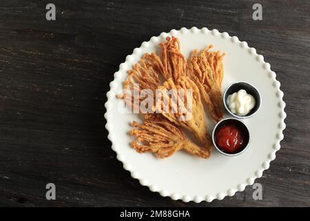 Champignons Enoki Golden Needle frits avec sauce tomate et mayonnaise. Vue de dessus, espace de copie Banque D'Images