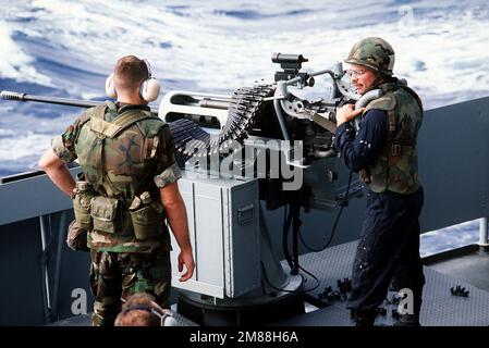 Un copilote de GUNNERY Division 4 s'arrête après avoir tiré une rafale d'un système de canon 25mm Mark 38, Nod 0 pendant la pratique de la fusillade sur le cuirassé USS MISSOURI (BB-63). Base : USS Missouri (BB 63) Banque D'Images