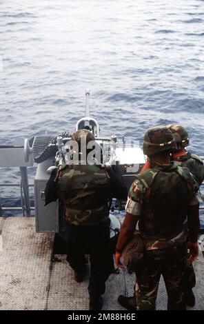 Un compagnon de tir de la division 4 DE GUNNERY tire un système de canon 25mm Mark 38, Mod 0 pendant la pratique de la fusillade sur le cuirassé USS MISSOURI (BB-63). Pays : inconnu Banque D'Images