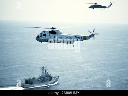 Vue aérienne à gauche d'un hélicoptère de l'escadron de soutien au combat 2 (HC-2) SH-3 Sea King et d'un hélicoptère SH-60B Sea Hawk au-dessus de la frégate de missile guidée USS RENTZ (FFG-46). Pays : inconnu Banque D'Images