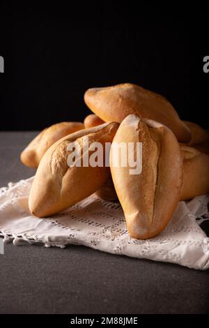 Bolillos. Boulangerie mexicaine traditionnelle. Pain blanc couramment utilisé pour accompagner la nourriture et pour préparer des sandwichs mexicains appelés Tortas. Banque D'Images