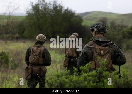 ÉTATS-UNIS Marines avec Alpha Company, 3rd Bataillon de reconnaissance léger d'armored, 1st Division Marine, se regrouper après une équipe lors d'une compétition de bataillon pour déterminer l'équipe qui sera finalement en compétition dans l'escouade annuelle de MARDIV 1st sur la base du corps de Marine Camp Pendleton, Californie, 10 janvier 2023. La compétition est conçue pour évaluer les capacités et la compétence des équipes concurrentes. (É.-U. Photo du corps marin par lance Cpl. Earik Barton) Banque D'Images