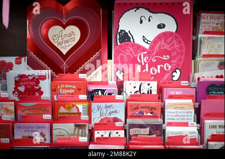 New York, États-Unis. 12th janvier 2023. Cartes romantiques exposées dans un magasin Walgreens pour la Saint-Valentin qui est célébrée à la mi-février, New York, NY, 12 janvier 2023. Aussi connu sous le nom de Saint Valentin ou Fête de Saint Valentin, c'est une célébration commerciale de romantisme et d'amour dans de nombreuses régions et cultures du monde. (Photo par Anthony Behar/Sipa USA) crédit: SIPA USA/Alay Live News Banque D'Images