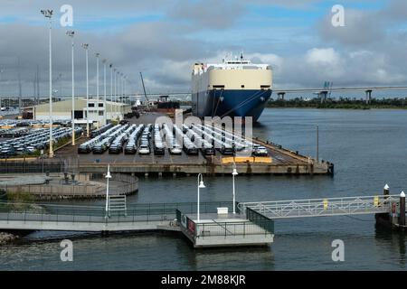 Charleston, Caroline du Sud/États-Unis – 25 octobre 2001 : nouvelles automobiles BMW prêtes à être chargées pour l'exportation dans un navire de cargaison au port de Charleston, Caroline du Sud Banque D'Images