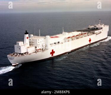 Vue en tribord du navire de l'hôpital USNS COMFORT (T-AH-20) en cours pendant les essais en mer. Pays : Océan Pacifique (POC) Banque D'Images