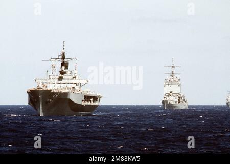 Une vue de l'avant-port du navire de commandement amphibie USS BLUE RIDGE (LCC-19) et du croiseur à missiles guidés à propulsion nucléaire USS LONG BEACH (CGN-9) quittant le golfe Persique. Pays : inconnu Banque D'Images
