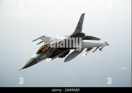 Vue avant gauche aérienne d'un F-16A de l'escadron de combat tactique 613th qui combat un avion Falcon au-dessus de la Sicile. Pays : inconnu Banque D'Images