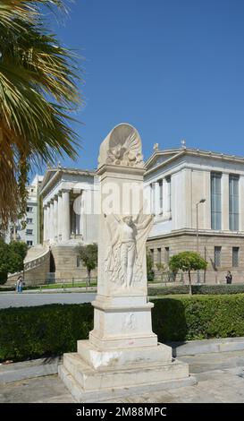 Bas colonne de secours en face de l'Université d'Athènes, avec la Bibliothèque nationale en arrière-plan Banque D'Images