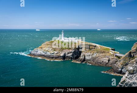 Phare de South Stack au large de la côte nord-ouest d'Anglesey, au nord du pays de Galles, au Royaume-Uni Banque D'Images
