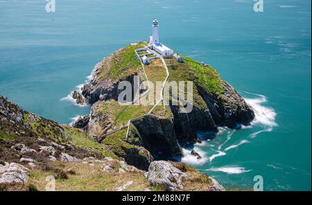 Phare de South Stack au large de la côte nord-ouest d'Anglesey, au nord du pays de Galles, au Royaume-Uni Banque D'Images
