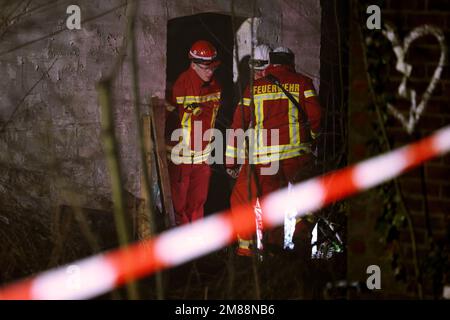 Erkelenz, Allemagne. 12th janvier 2023. Les secouristes sont debout devant un bâtiment du village de Lützerath, où deux personnes se sont barricadées dans un tunnel. Crédit : David Young/dpa/Alay Live News Banque D'Images