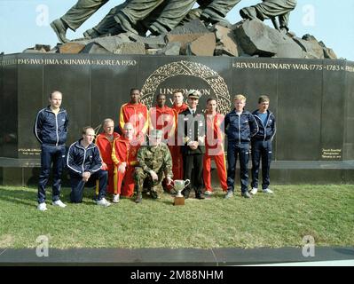 Les membres de l'équipe du marathon des Royal Marines des États-Unis et des Britanniques se réunissent devant le Mémorial du corps des Marines avec le commandant du corps des Marines, GEN Alfred M. Gray, après le Marathon du corps des Marines de 1987. GEN Gray a sa main sur le trophée de la coupe du défi remporté par les Britanniques. Base: Arlington État: Virginia (va) pays: Etats-Unis d'Amérique (USA) Banque D'Images