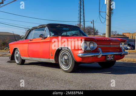 Vintage antique 1963 Red Chevrolet Corvair 900 Monza Spyder cabriolet, une voiture arrière refroidi par air moteur ou voiture garée à Montgomery Alabama, États-Unis. Banque D'Images