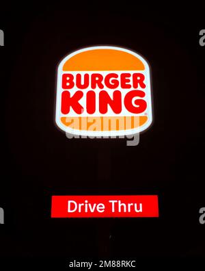 le logo et l'affiche du restaurant burger king drive at night Banque D'Images