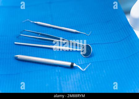 Clinique dentaire, outils désinfectés avant l'opération sur la table de travail du dentiste Banque D'Images