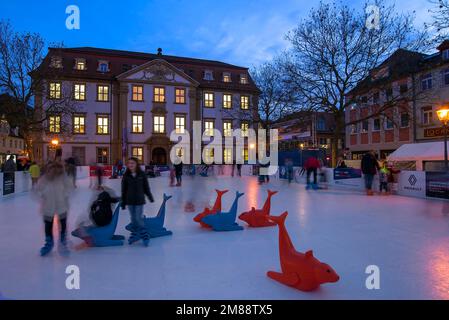 Patinoire avec éclairage coloré le soir, Erlangen, moyenne-Franconie, Bavière, Allemagne Banque D'Images