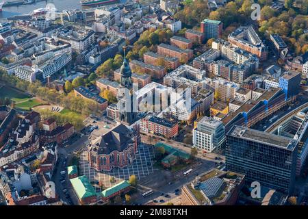 Vue aérienne de la zone résidentielle autour du Michel, église, vie, Saint Michaelis, monument, Neustadt, Hambourg, Allemagne Banque D'Images