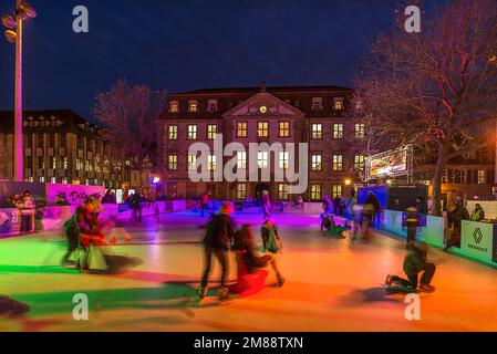 Patinoire avec éclairage coloré le soir, Erlangen, moyenne-Franconie, Bavière, Allemagne Banque D'Images