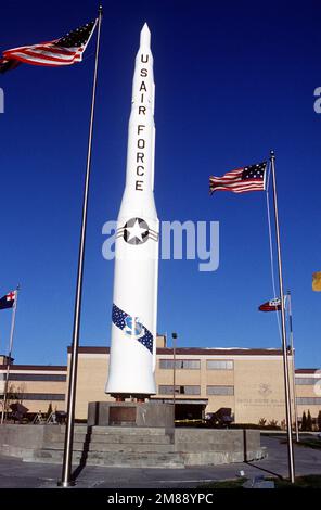 Un missile Minuteman II et des drapeaux américains devant le bâtiment du quartier général du Commandement aérien stratégique à l'AFB d'Offutt, Nebraska. Date exacte prise de vue inconnue. Pays : inconnu Banque D'Images