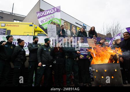 Londres, Royaume-Uni. 11th janvier 2023. Les ambulanciers manifestent à l'extérieur de la gare d'ambulance de Waterloo. Les membres de l'Unison de LA LAS marcheront pendant 12 heures à partir de 11am mercredi dans un différend sur la rémunération. (Photo de Tejas Sandhu/SOPA Images/Sipa USA) Credit: SIPA USA/Alay Live News Banque D'Images