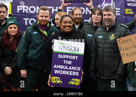 Londres, Royaume-Uni. 11th janvier 2023. Le député syndical Bell Ribeiro Addy (C) fait une démonstration avec des ambulanciers à l'extérieur de la gare d'ambulance de Waterloo. Les membres de l'Unison de LA LAS marcheront pendant 12 heures à partir de 11am mercredi dans un différend sur la rémunération. (Photo de Tejas Sandhu/SOPA Images/Sipa USA) Credit: SIPA USA/Alay Live News Banque D'Images