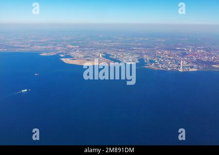 Vue aérienne de la côte suédoise de Malmo . Vol au-dessus de la mer Baltique et de la Suède Banque D'Images