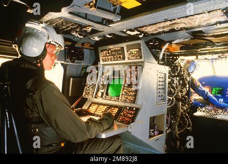 Un opérateur de guerre anti-sous-marine d'aviation aux commandes de la console Light Airborne Multi-Purpose System III (LAMPS III) à bord d'un hélicoptère SH-60B Sea Hawk. Pays : inconnu Banque D'Images