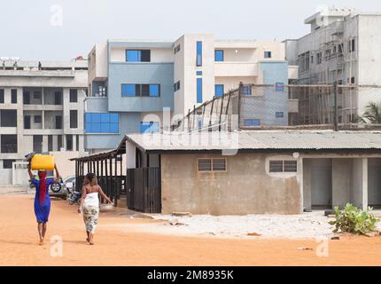 Cotonou, Bénin. 12th janvier 2023. Deux femmes se promènaient devant un complexe résidentiel près de la plage de Cotonou, Bénin, le 12 janvier 2023. Crédit: Li Yahui/Xinhua/Alamy Live News Banque D'Images